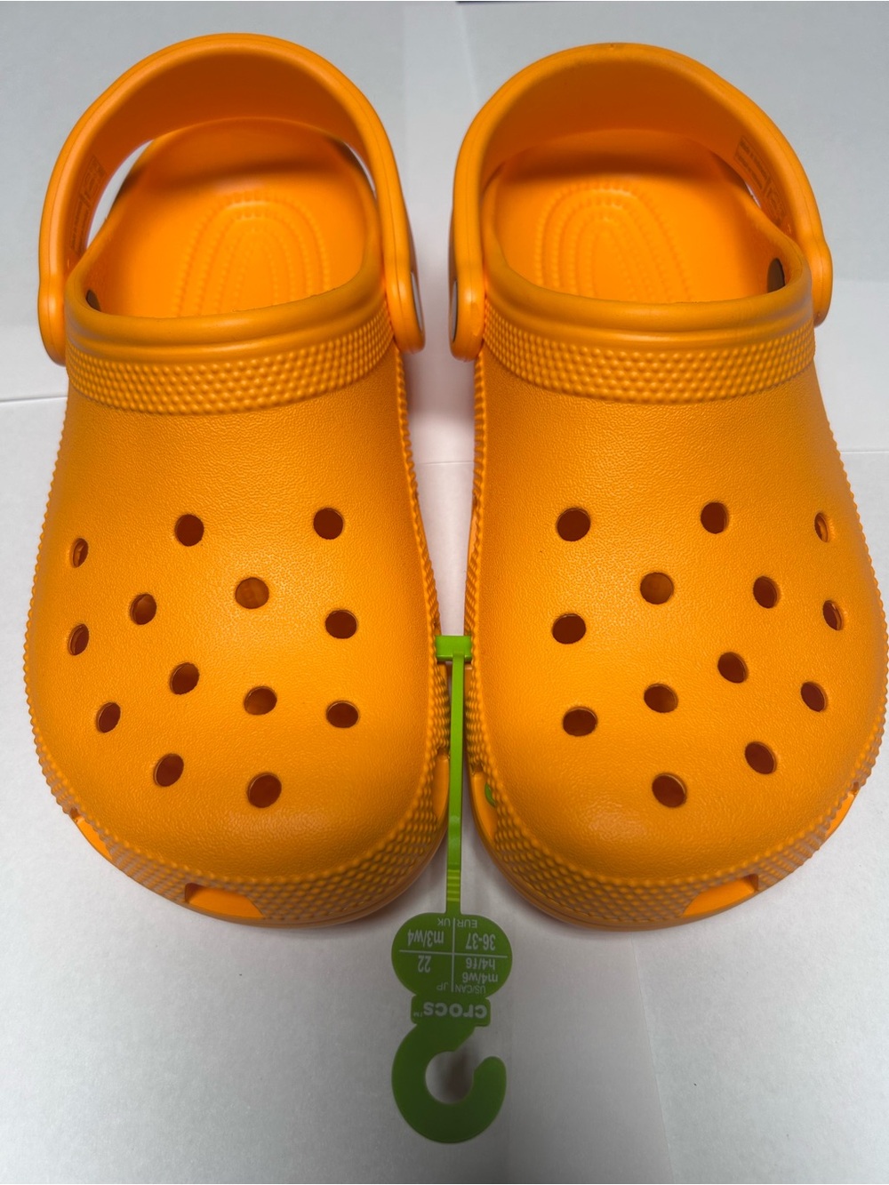 Crocs classic women’s orange zing Size 6